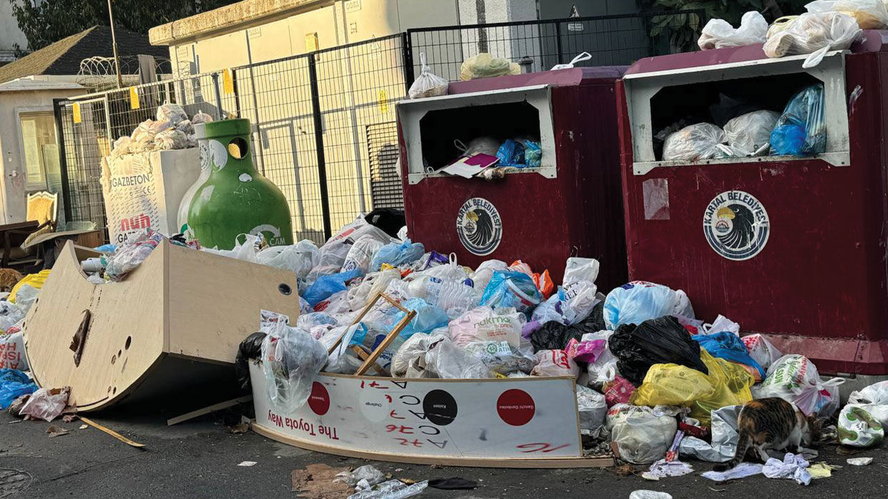 Kartal’ın sokaklarında çöp dağları
