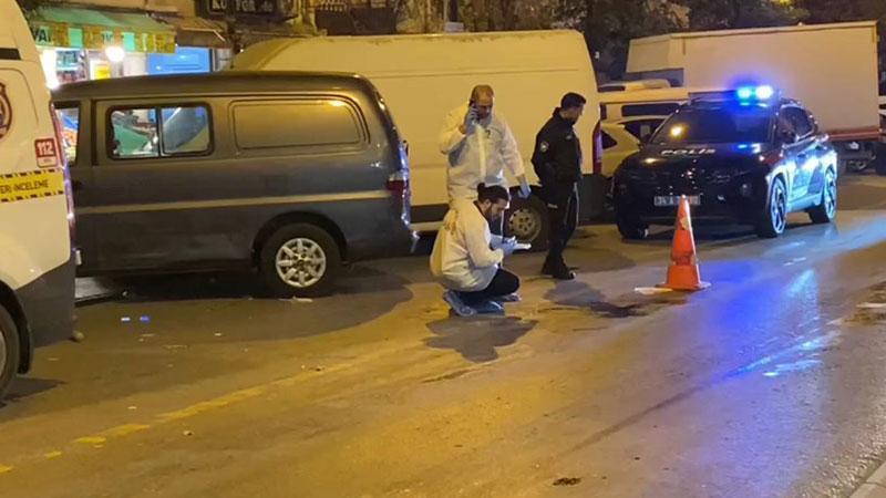 Bahçelievler’de dengesini kaybeden skuter sürücüsü otomobilin altında kaldı