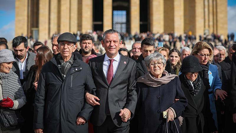 Özgür Özel, öğretmenlerle birlikte Anıtkabir’i ziyaret etti