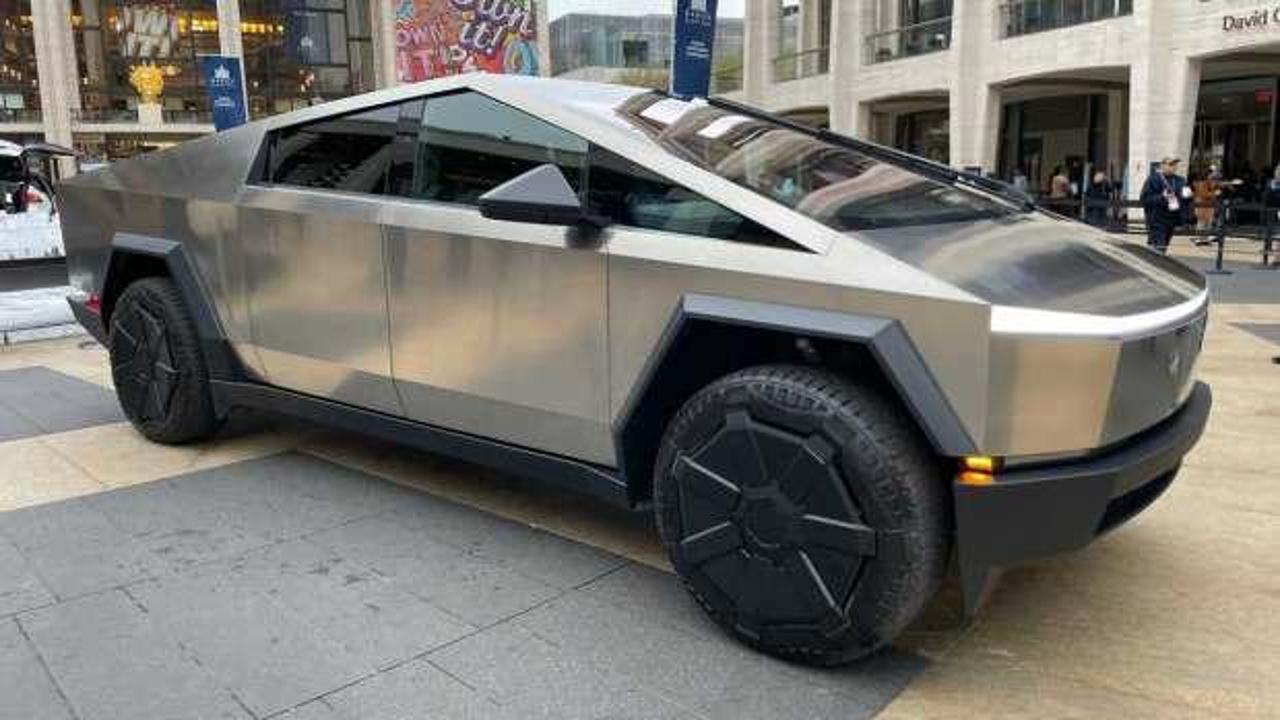 Tesla, 2 bin 431 Cybertruck aracını geri çağırdı