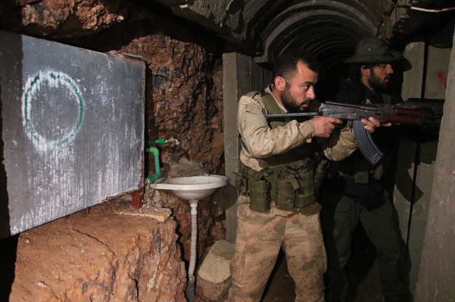 Suriye'de köşeye sıkışan rejim, reşit olmayanları bile zorla silah altına almaya başladı