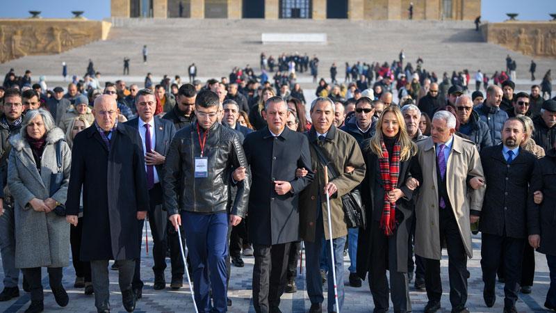 Özel, engelli bireylerle Anıtkabir’i ziyaret etti