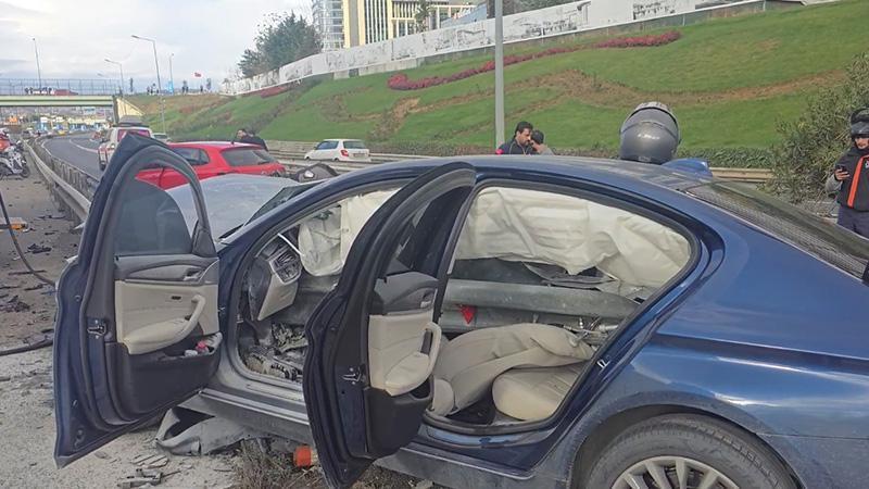 Ataşehir’de otomobil bariyere saplandı: 2 yaralı
