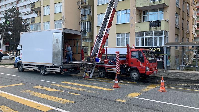 Rize’de fırtına sonrası mühürlenen 8 katlı binada oturan aileler taşınıyor