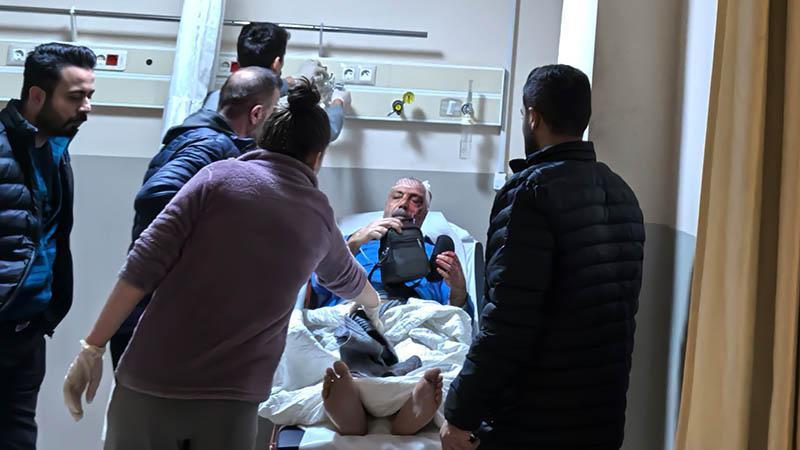 Sokakta tartıştığı kardeşini sopayla dövüp, tabancayla vurdu
