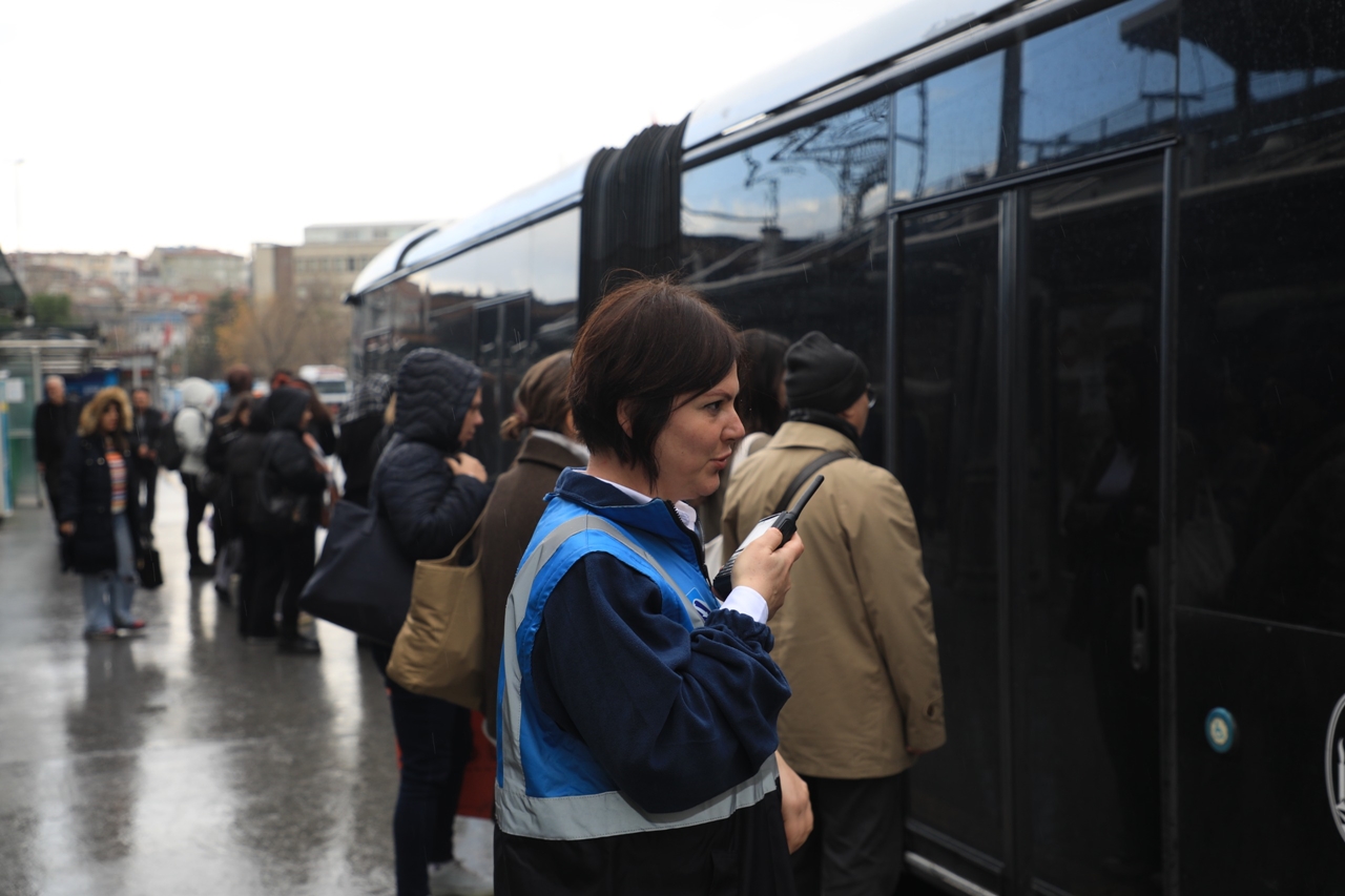 İETT’DE İLK KADIN METROBÜS DENETİM AMİRİ GÖREVE BAŞLADI