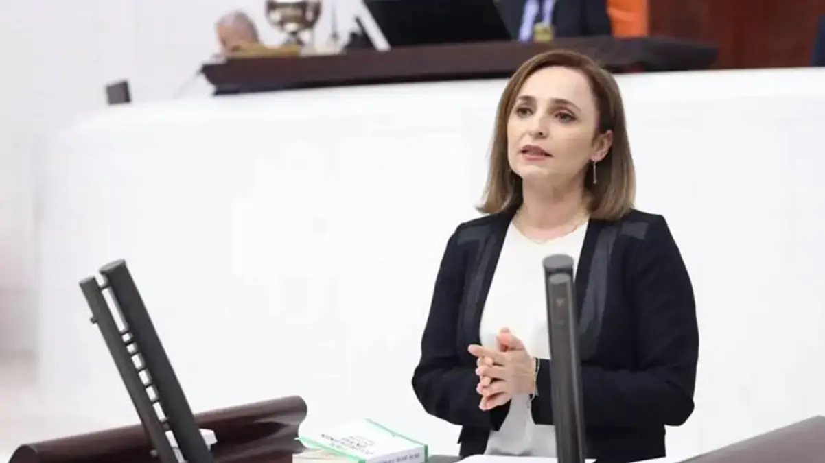 DEM Partili Doğan MHP’li Celal Adan’dan izin alarak TBMM’yi Kürtçe selamladı