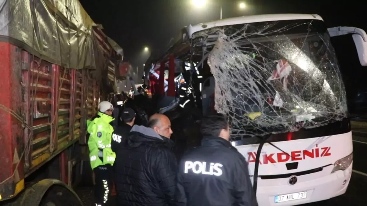Denizli’de yolcu otobüsü TIR’a çarptı: 1 kişi öldü, 20 kişi yaralandı
