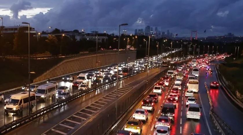 Yağmur yağdı, İstanbul kilitledi…