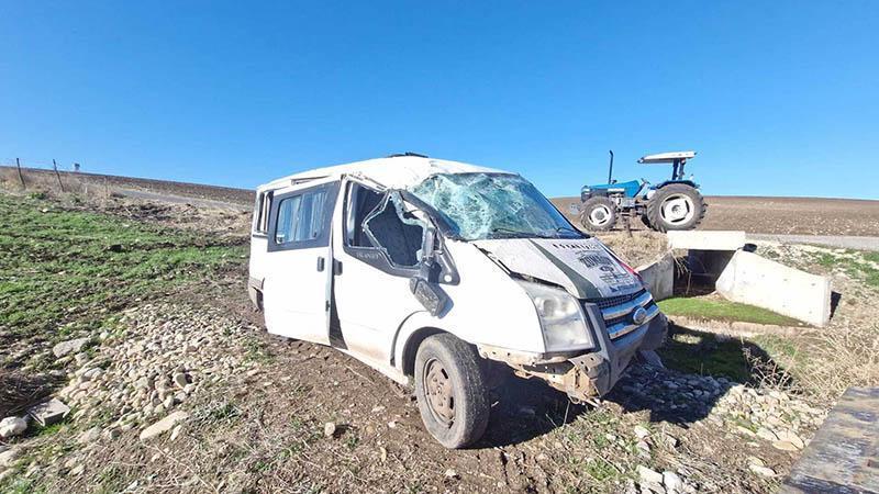 Diyarbakır’da öğrenci servisi devrildi: 10’u öğrenci 11 yaralı