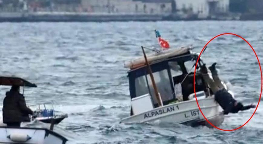 İstanbul Boğazı’nda panik anları! Dalga nedeniyle balıkçı denize düştü