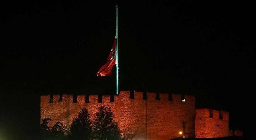 Milli yas ilanının ardından Türkiye’de bayraklar yarıya indirildi