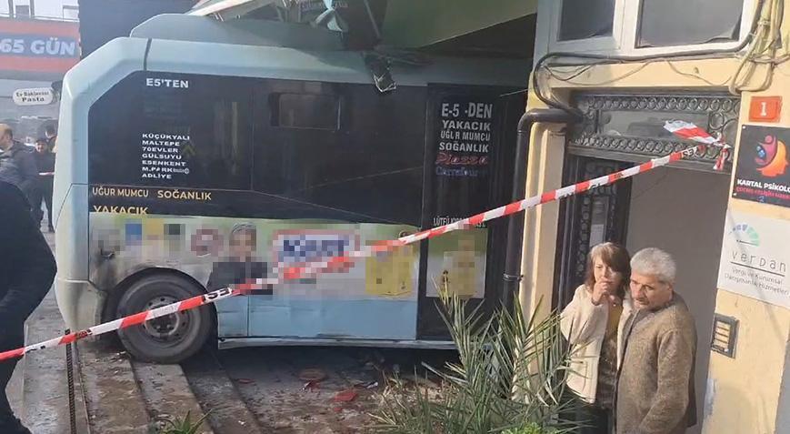 Kartal’da minibüs dükkana girdi! Yaralılar var