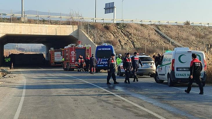 Denizli’de işçileri taşıyan midibüs devrildi!