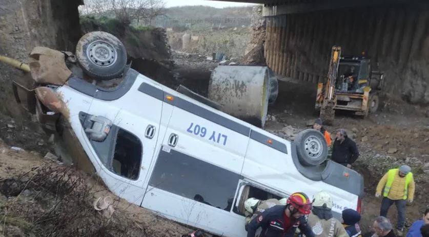 Tuzla’da servis minibüsü şarampole devrildi: Yaralılar var