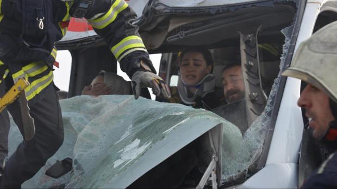 Kaza ihbarına giden ambulans, TIR’a çarptı: 3 sağlık görevlisi yaralı!