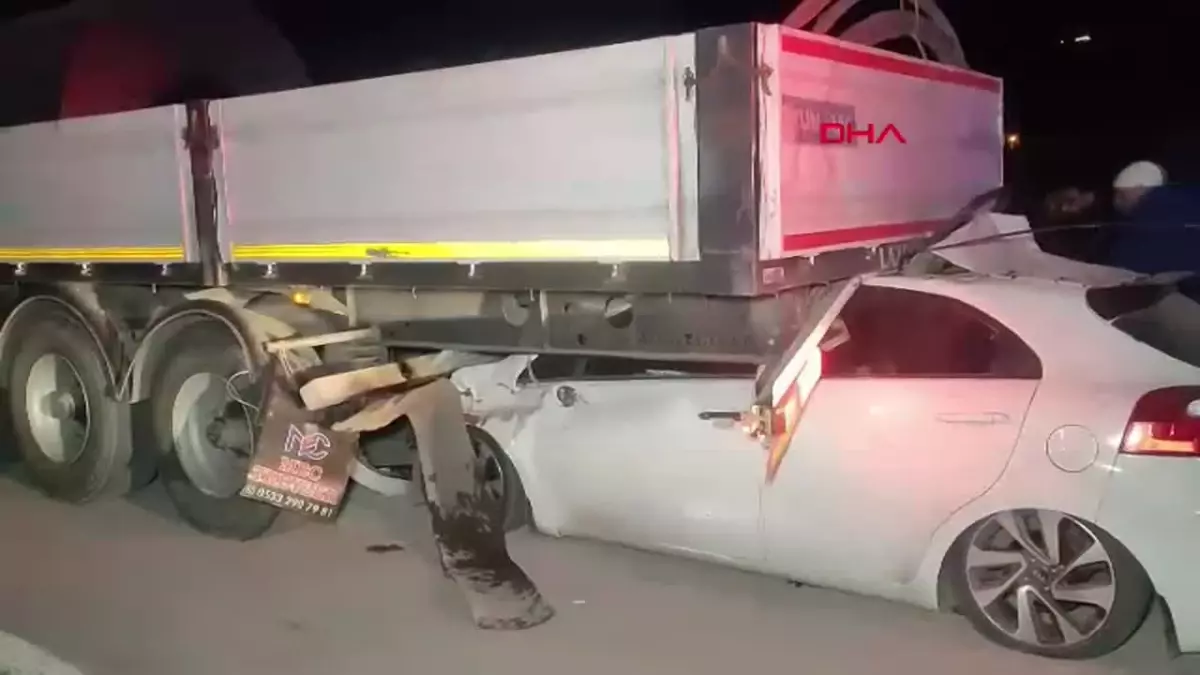Bursa’da Otomobil TIR’a Arkadan Çarptı: 2 Yaralı