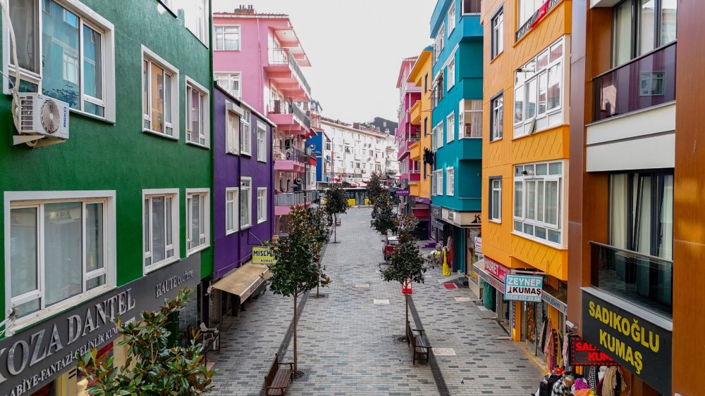 TARİHİ KUMAŞÇILAR ÇARŞISI YENİLENEN ÇEHRESİYLE DİKKAT ÇEKİYOR