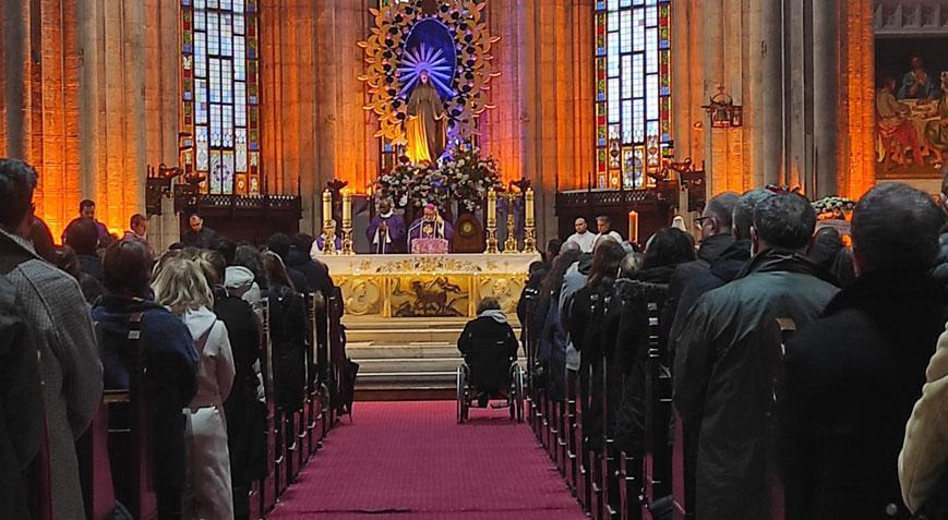 Bıçaklı saldırıda öldürülen İtalyan şefin oğlu için St. Antuan Kilisesi’nde tören