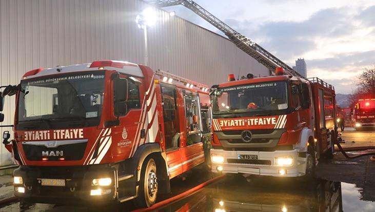 İstanbul’da yangın: Yüksekten düşen itfaiye eri şehit oldu
