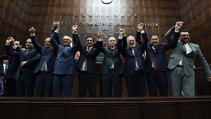 10 belediye başkanı AK Parti’ye katıldı! Rozetleri Erdoğan taktı