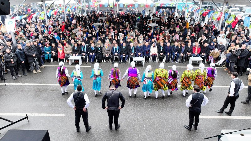 Ümraniyeliler 10’uncu Hamsi Festivali’nde hamsi ve horona doydu