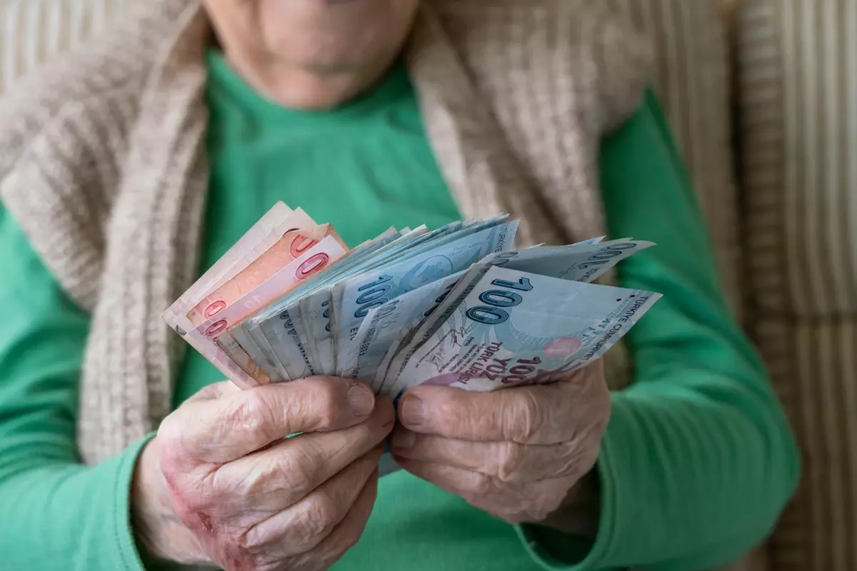 Emeklinin bayram ikramiyesi 4 bin lira oldu
