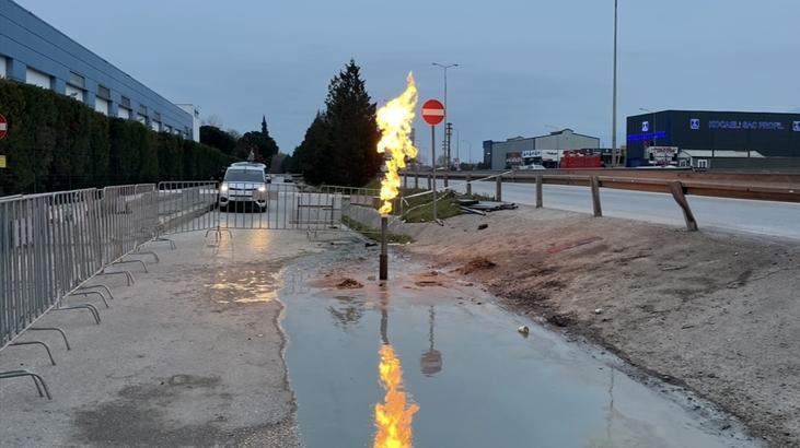 Kocaeli’de yer altından gaz çıktı! Ekipler kontrollü şekilde alevlendirdi