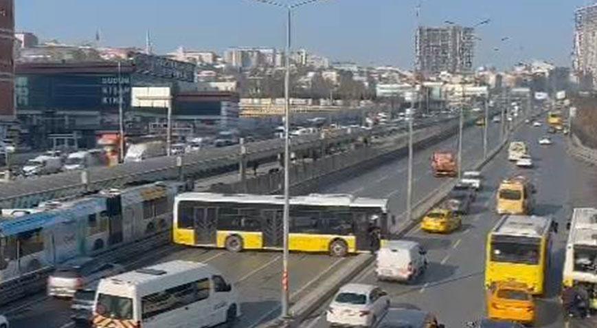 Geri kayan İETT otobüsü dolmuşa ve ticari taksiye çarptı! 1 kişi yaralandı