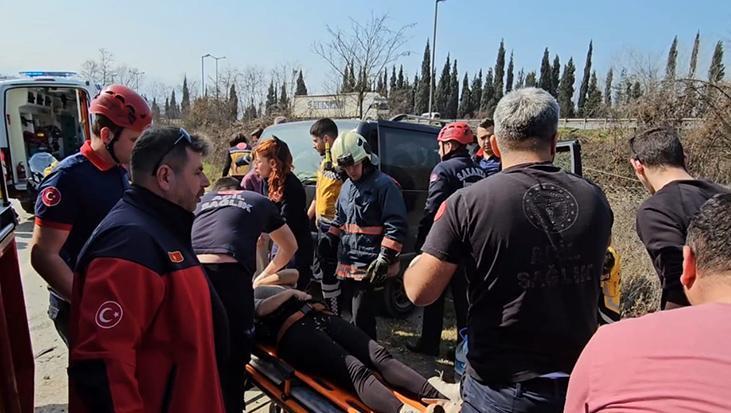 Sakarya’da minibüs ile otomobil çarpıştı! Çok sayıda yaralı var