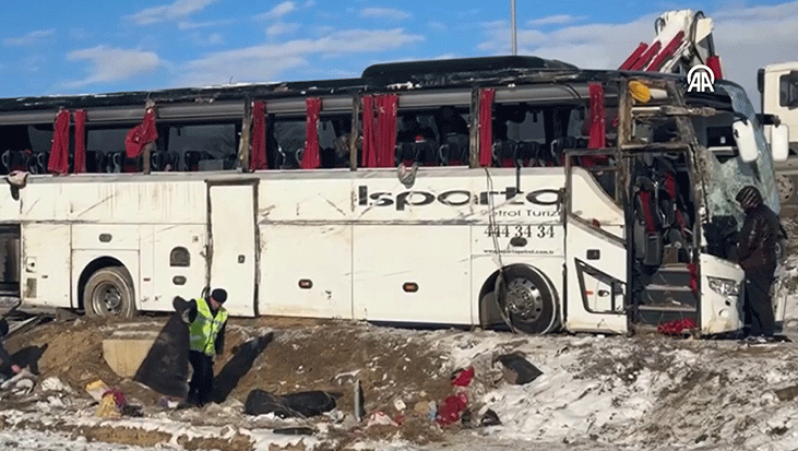 Afyonkarahisar’da yolcu otobüsü devrildi: 1 ölü, 25 yaralı