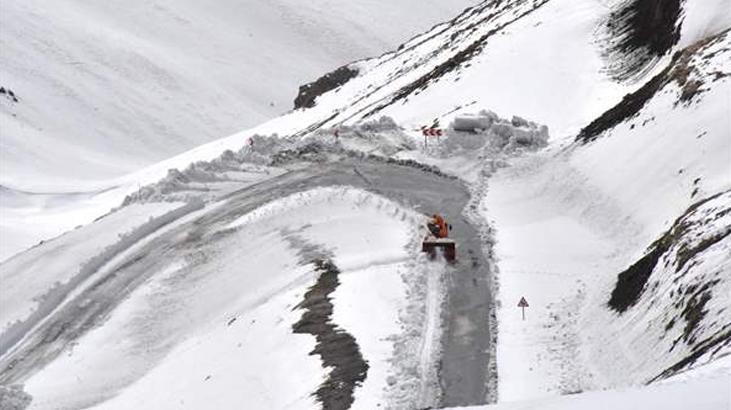 Çığ riski nedeniyle kapanan Van-Bahçesaray yolu ulaşıma açıldı