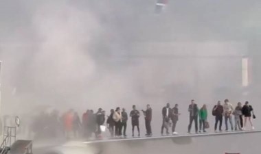 ABD'de yolcu uçağı havalimanında alev aldı: Yolcular tahliye edildi