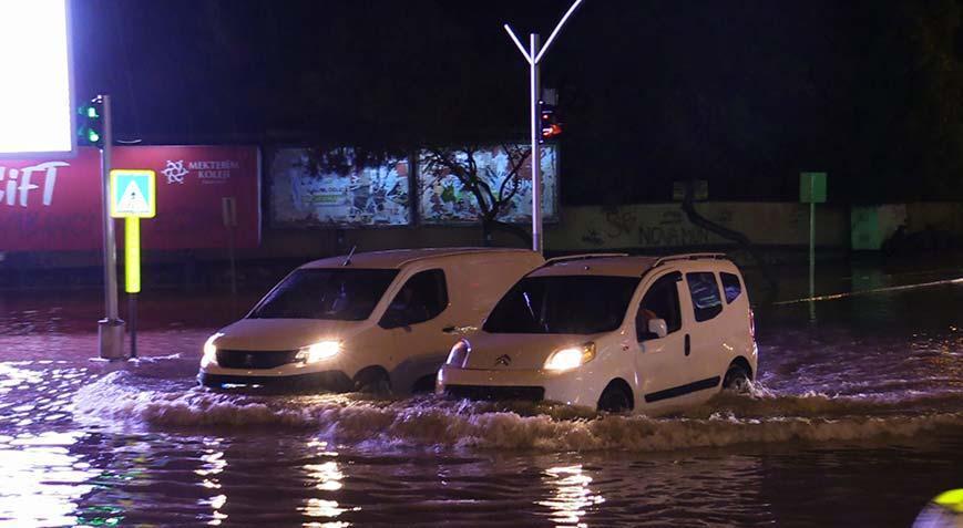 Adana’da sağanak! Sokaklar göle döndü