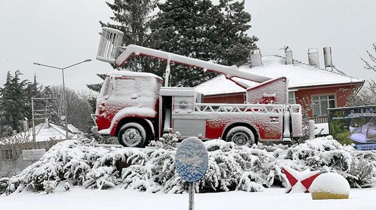 Son dakika... Ankara nisanda beyaza büründü, okullar tatil edildi! Meteoroloji 25 kenti 'sarı' kodla uyardı