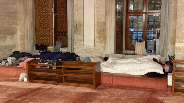 İstanbullu deprem sonrası geceyi sokaklarda geçirdi