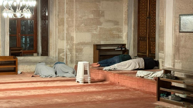 İstanbullu deprem sonrası geceyi sokaklarda geçirdi