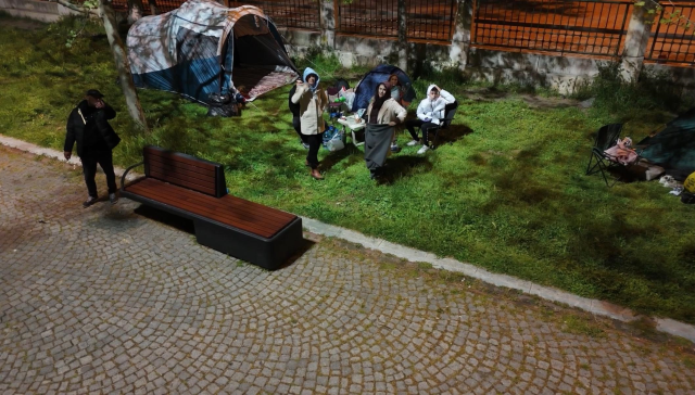 İstanbullu deprem sonrası geceyi sokaklarda geçirdi