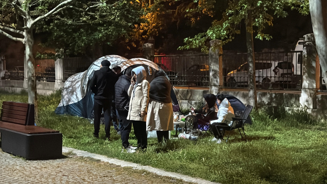 İstanbullu deprem sonrası geceyi sokaklarda geçirdi
