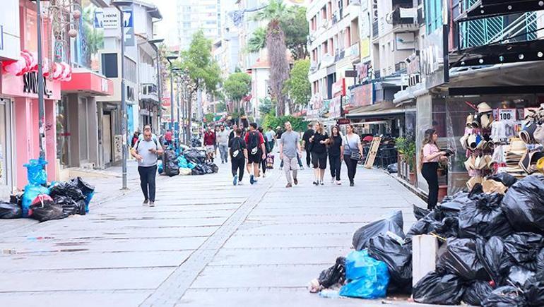 İzmir'de grevin 3. günü: Sokaklar çöplerle doldu taştı