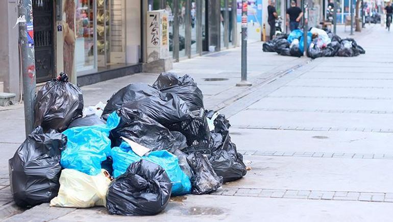 İzmir'de grevin 3. günü: Sokaklar çöplerle doldu taştı