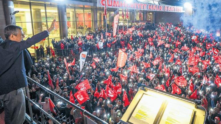 Sabıkalıdan Özel'e yumruk