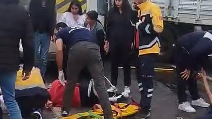 Şanılurda’da öğrenci servis minibüsü, TIR’a çarptı: 9 yaralı