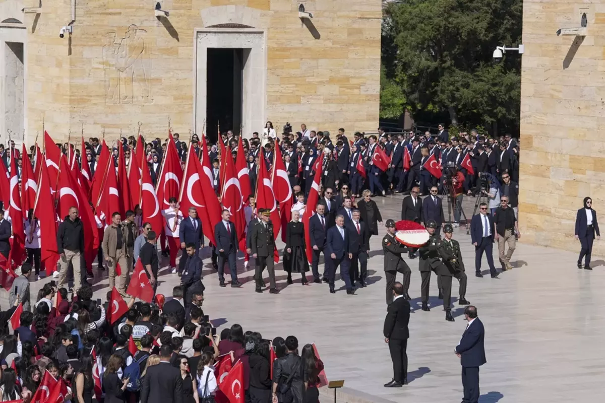 Bakan Bak, gençler ve sporcularla Anıtkabir’i ziyaret etti