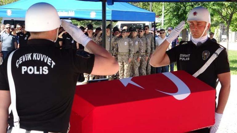 Babalarına, üniformasını giyerek veda ettiler! Gözyaşları sel oldu