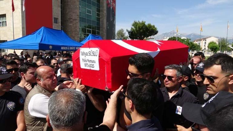 Babalarına, üniformasını giyerek veda ettiler! Gözyaşları sel oldu