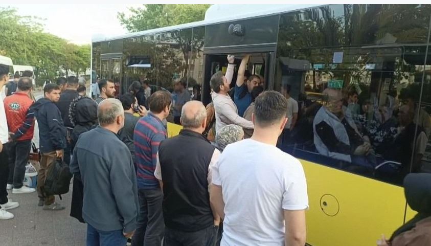 İstanbul’da toplu ulaşım felç oldu! Kontak kapandı, duraklar dolu!