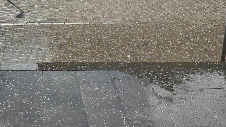 Her yer bir anda beyaza büründü! ‘İlk defa bu kadar yoğun yağdı, araçlar durdu’