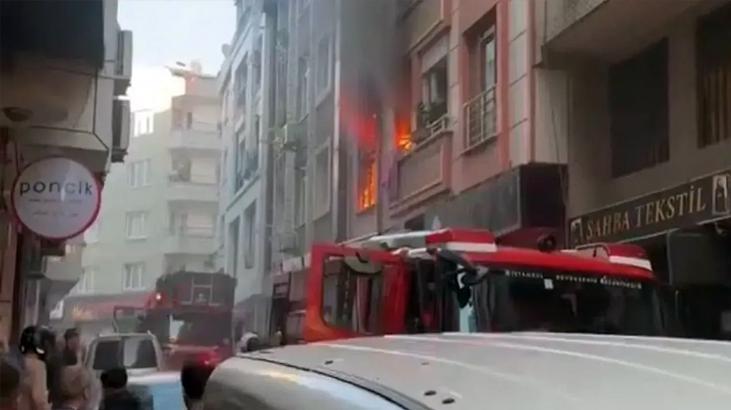 Zeytinburnu’nda 3 katlı binada yangın! Balkondan atlayan çocuk yaralandı