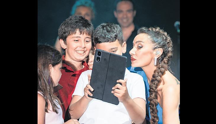 Çocuklarla sahnede selfie